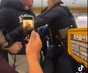 Bijatyka w samolocie! Wieczór kawalerski doprowadził do katastrofy. Zobacz wideo