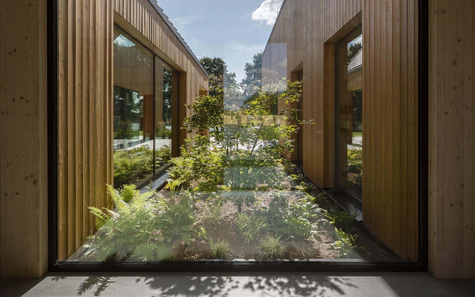 Dom na Kujawach. Dwie stodoły nad jeziorem