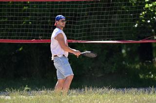 Mikołaj Roznerski  gra w badmintona z goła klatą