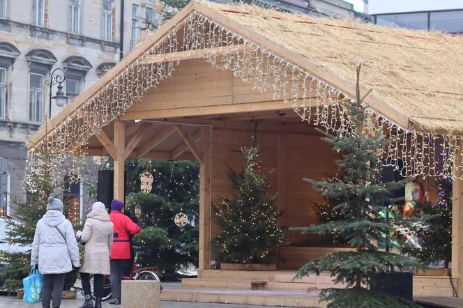 Szopka w Lublinie jest już gotowa. Mieszkańcy chętnie robią sobie przy niej zdjęcia 