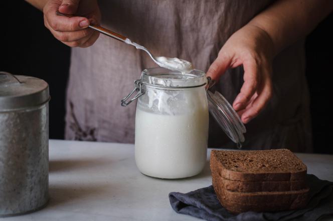 Domowe zsiadłe mleko na twaróg i nie tylko: jak zrobić zsiadłe mleko w domu