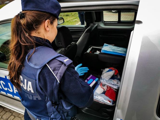 #ZostańWDomu. Policjanci sprawdzają, czy mieszkańcy przestrzegają kwarantanny