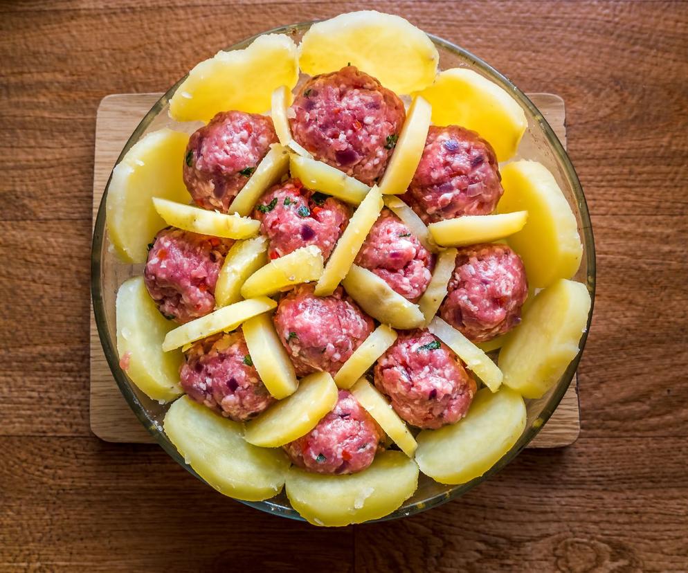 Zapiekanka na bogato. Ziemniaczano-mięsna uczta z piekarnika