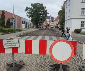 Zrywają kostkę na ulicy Dąbrowskiego w Lesznie. Wyleją tam asfalt.