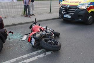 Zderzenie motocyklisty z samochodem osobowym w Radzionkowie. Na miejsce wezwano karetkę pogotowia