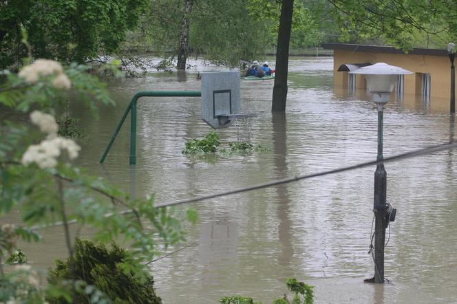 Wielka woda wdzierała się do domów. 14 lat temu Kraków i Małopolska walczyły z powodzią