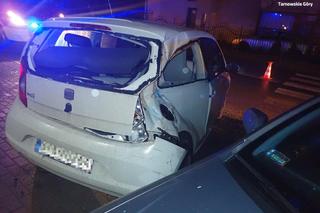 Jechał traktorem z bronami. Zniszczył kompletnie dwa auta i odjechał z synem