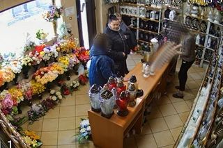 Zrobiły zakupy w kilku sklepach, teraz są ścigane ZDJĘCIA