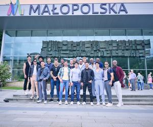 Kandydaci do tytułu Mister Supranational 2024 zwiedzają Małopolskę
