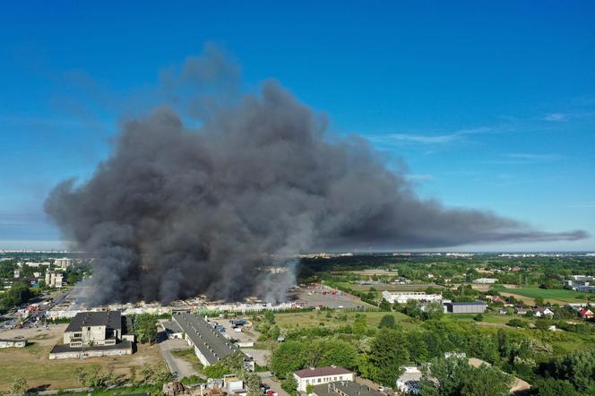 Płonie centrum handlowe w Warszawie. Alert RCB: "Nie zbliżaj się do miejsca pożaru i zamknij okna"