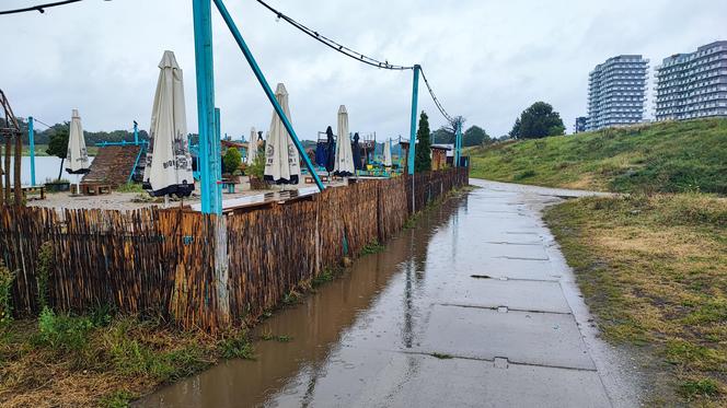 Alert dla Wrocławia. Mieszkańcy przygotowują się na podtopienia. Jaki jest stan rzek? Radar opadów 