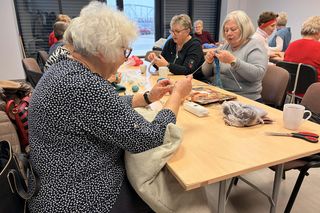 Słuchaczki Międzypokoleniowego Centrum Wiedzy uszyły legowiska dla zwierzaków