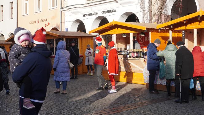 Bieg Mikołajów w Olsztynie. Około 400 osób pobiegło w charytatywnym celu [ZDJĘCIA]