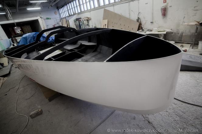 Budowa jachtu klasy Mini dla Radka Kowalczyka blisko finiszu