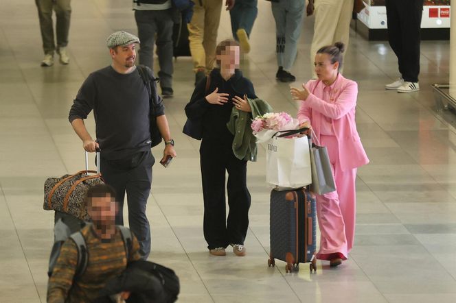 Anna Mucha z rodziną na lotnisku