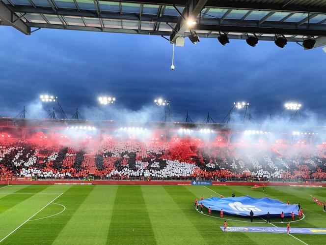 Legia vs. Widzew. Na stadionie w Łodzi zbierają się kibice