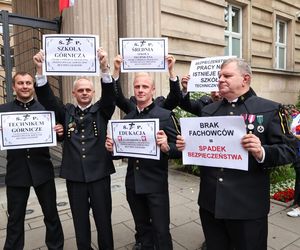Protest ZNP przed Ministerstwem Edukacji