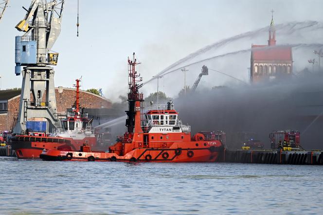 Pożar na terenie Portu Gdańsk. Kłęby dymu widać z wielu kilometrów