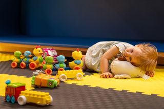 „Dziecko to nie worek ziemniaków”. Nauczycielka ostro o przedszkolu otwartym do 22:15