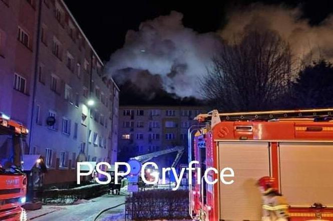 Pożar mieszkania w Gryficach! Mężczyzna wyskoczył z okna na 4. piętrze [ZDJĘCIA]