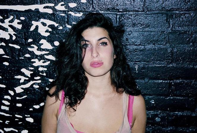 Amy Winehouse - niepublikowane ujęcia z „In My Bed” w nowym lyric video. Nadchodzi nowe wydanie debiutanckiego albumu artystki!