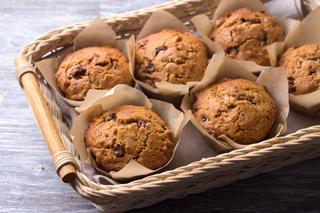 Gryczane muffinki czekoladowe z rodzynkami: łatwy przepis na bezglutenowe babeczki