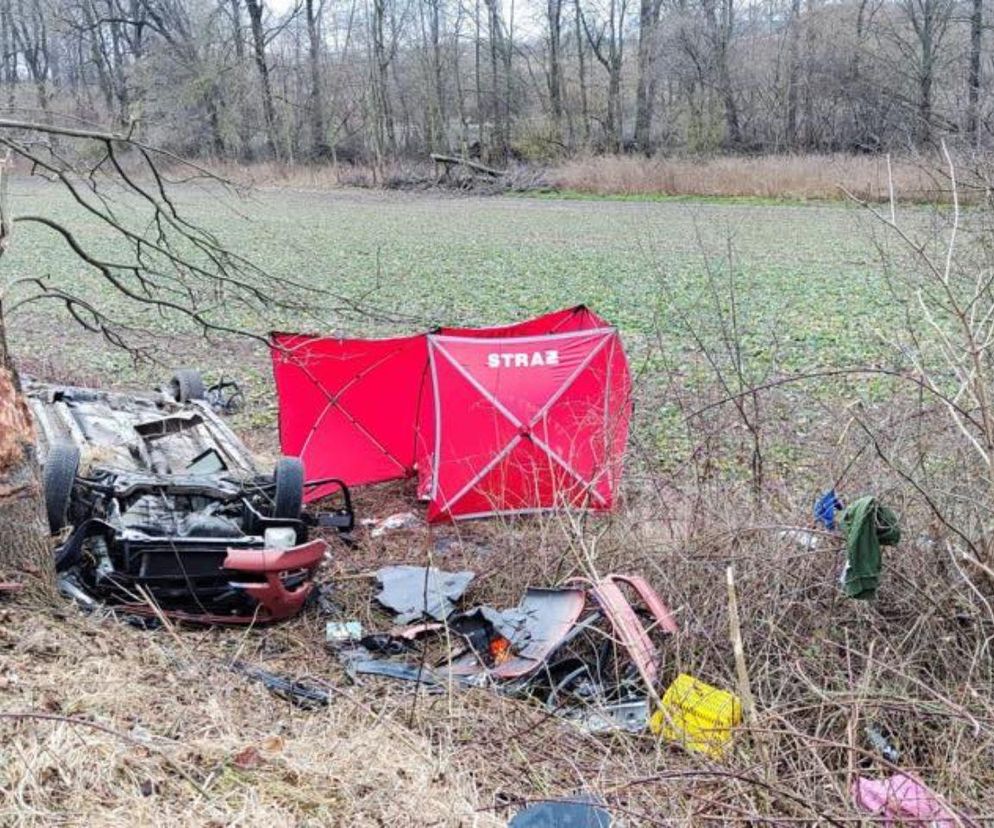 Tragiczne dachowanie samochodu. Służby odkryły dwa ciała