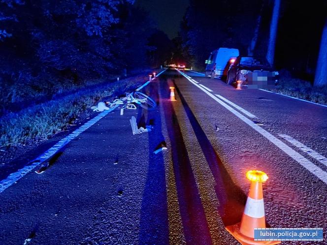 BMW zmiotło rowerzystę z drogi. Cyklista jechał w  nocy beż żadnych świateł