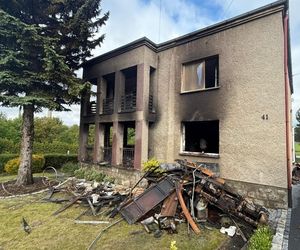 Bohaterska akcja strażaków. Z płonącego budynku wynieśli dwa koty i psa. Rodzina straciła cały dobytek