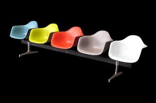 Krzesła DAR Charlesa i Ray Eamesów z kolorowego tworzywa sztucznego. 