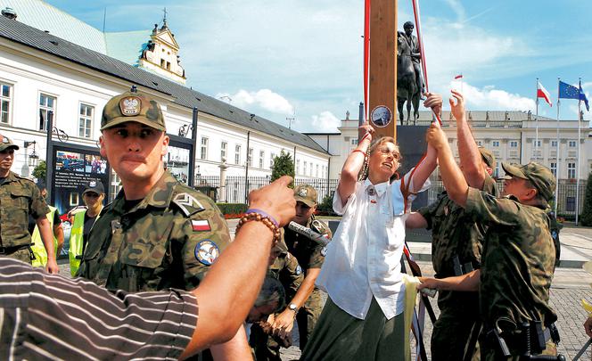 Obrońcy krzyża pod skrzydłami Jarosława Kaczyńskiego