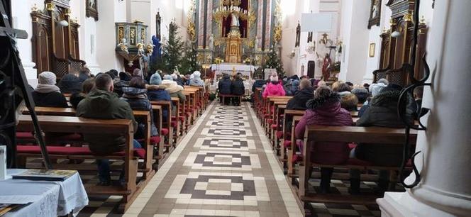 Julcię i Szymka pochowano w białych trumienkach