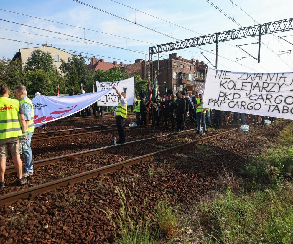 Protest na torach w Katowicach. Protestują związkowcy przeciwko zwolnieniom w PKP Cargo