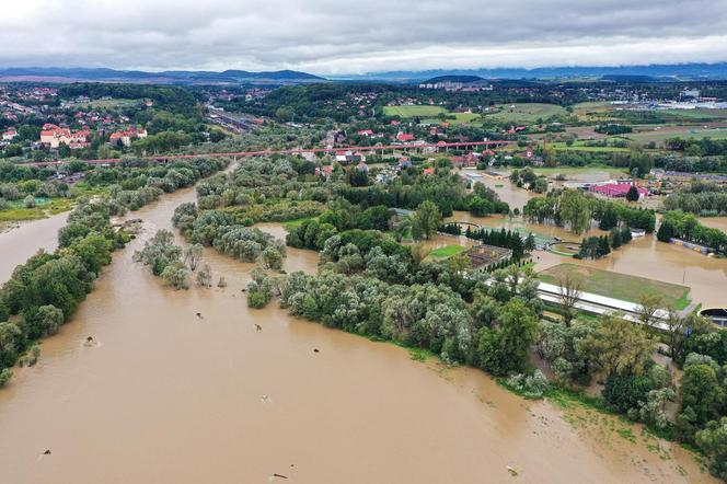 Powódź w Polsce. Miasta walczą ze skutkami powodzi. Dramatyczny widok