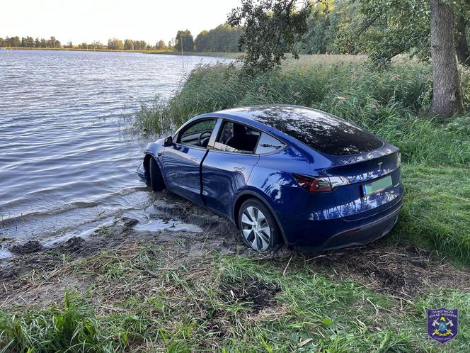 "Pomylił biegi" i wjechał do jeziora! Tesla zatonęła na Mazurach