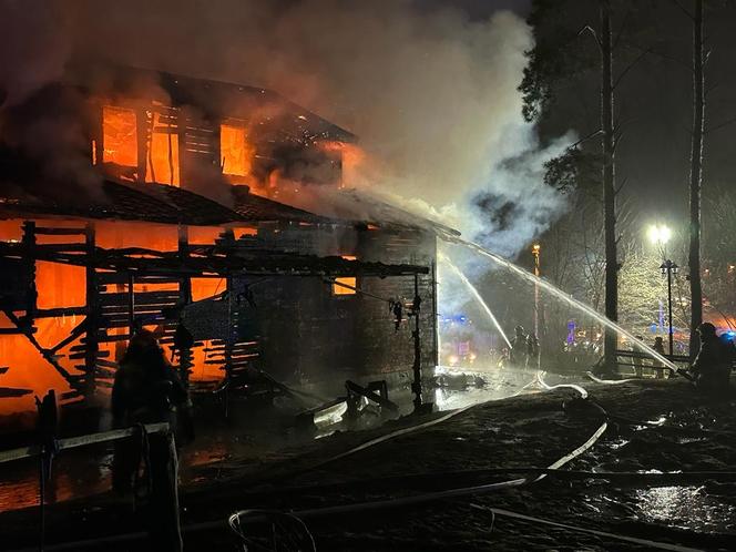  „Chwile przed tragedią miejsce tętniło życiem”. Ogromny pożar stadniny na Białołęce. Spłonęło 8 koni