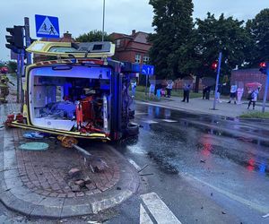 Wypadek karetki pogotowia. Trzy osoby, w tym pacjentka, trafiły do szpitala [ZDJĘCIA]
