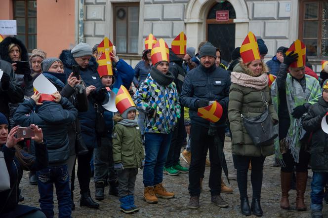 Setki Mikołajów w centrum miasta. Orszak św. Mikołaja w Lublinie