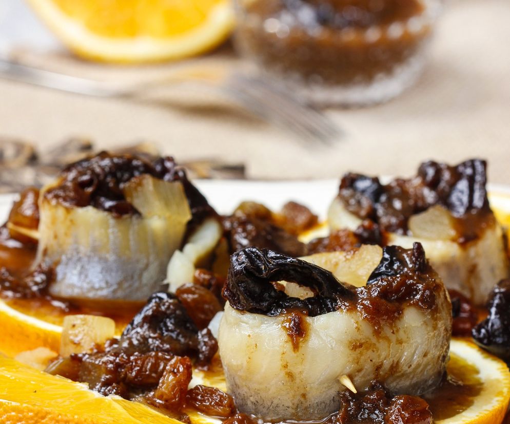 Śledzie ze śliwkami suszonymi - przepis Ewy Wachowicz