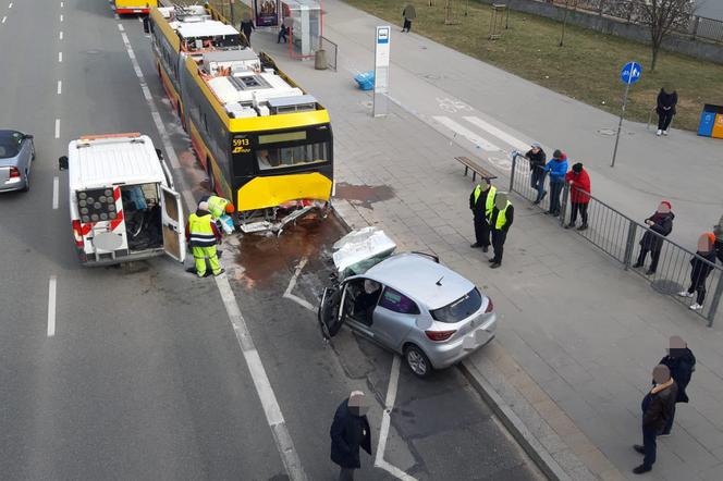 Dramat na Saskiej Kępie. Samochód wbił się w autobus