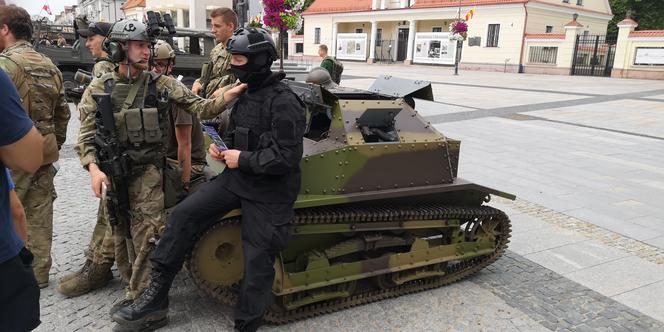 Białystok. IX Podlaski Piknik Militarny “Misja WSCHÓD”. Prezentacja na Rynku Kościuszki
