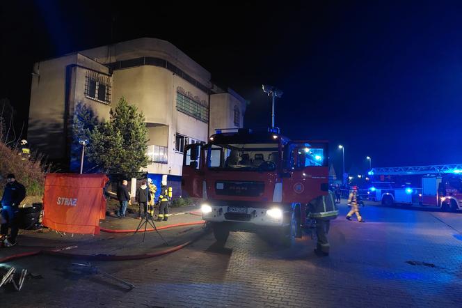 Pożar w Skokach. Z płonącego mieszkania wyniesiono mężczyznę