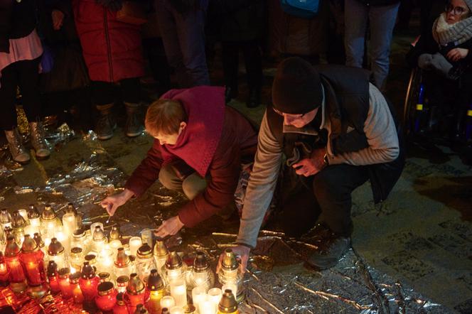 „Największe serce świata” także w Lublinie. Kilkaset osób przed ratuszem