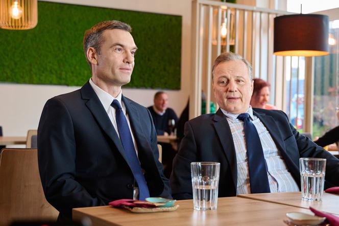 Na Wspólnej odc. 3604. Andrzej Zakościelny (Dariusz Niebudek), Mariusz Czerski (Mariusz Zaniewski)