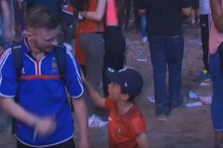 Piękny gest! Mały Portugalczyk pocieszał smutnego Francuza po finale Euro 2016 [WIDEO]