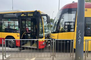 Czołowe zderzenie autobusu miejskiego z tramwajem. Kierowca zasłabł za kierownicą
