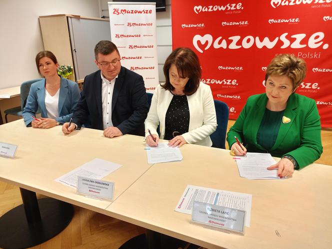 Symboliczne czeki odebrali już w Siedlcach przedstawiciele powiatów siedleckiego, sokołowskiego i węgrowskiego