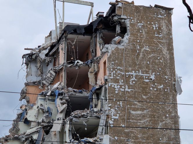 Tak znikał popularny biurowiec. Teraz powstaną tu apartamenty i mieszkania