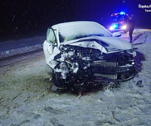 Zawada: Poślizg i zderzenie dwóch samochodów. 23-latka i jej pasażerka w szpitalu