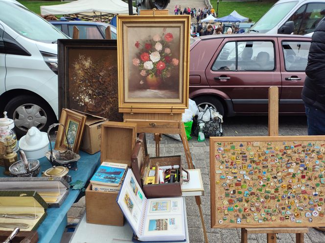 Wyjątkowe antyki ponownie zagościły na Placu Zamkowym w Lublinie. Tak wygląda wrześniowa Lubelska  Giełda Staroci [GALERIA]